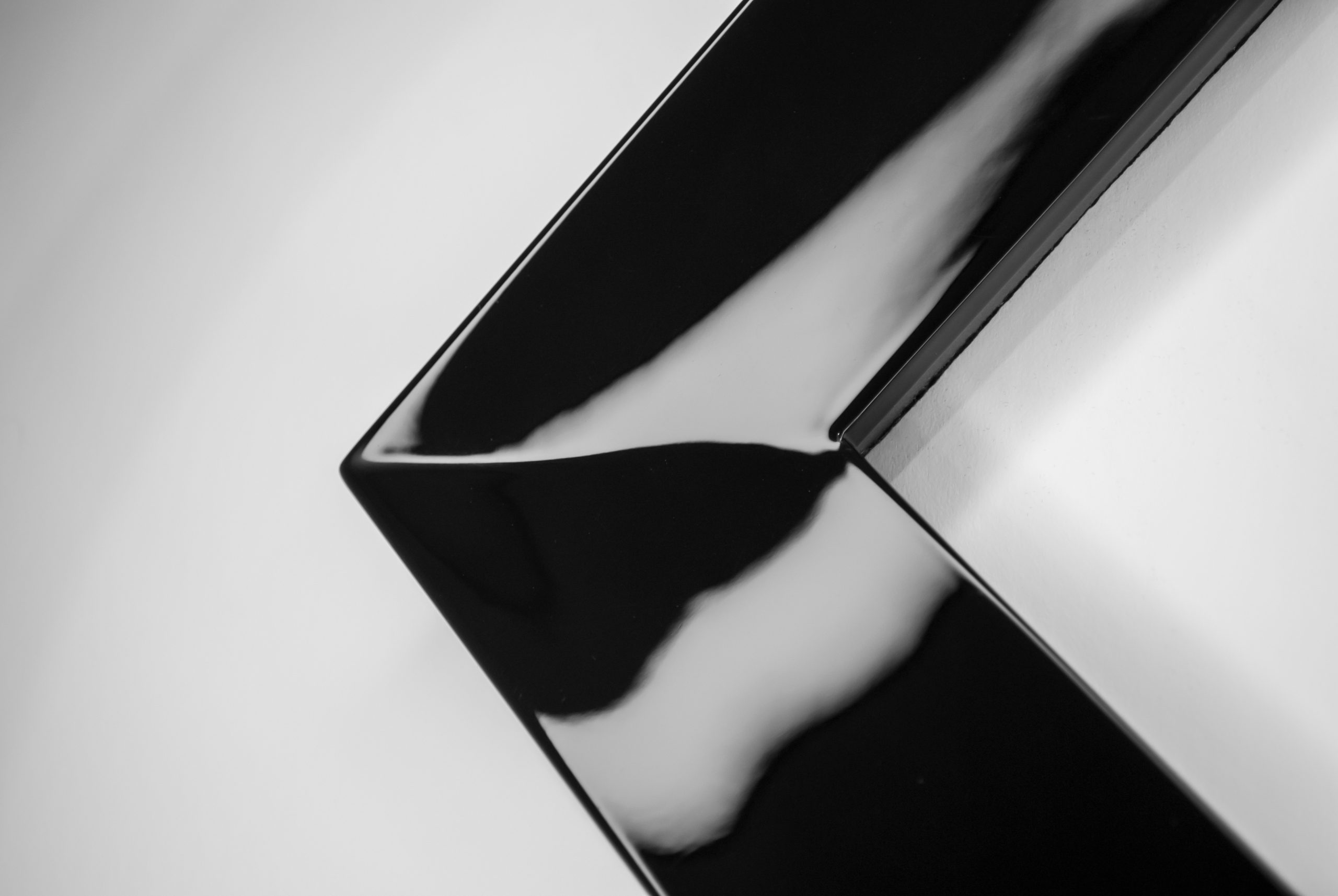Corner detail of the handmade luxuria gloss black closed corner frame by dawsons handcrafted